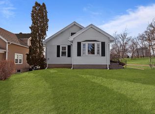 405 Summit Dr, West Bend, WI 53095