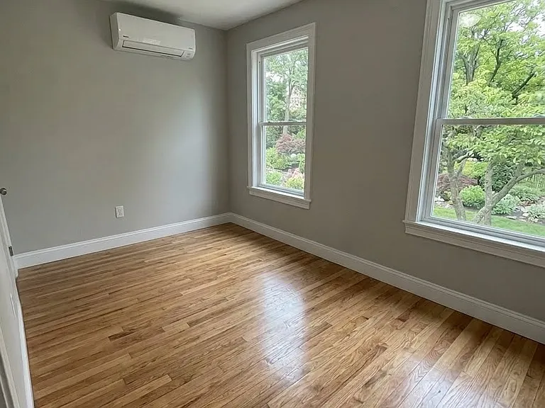560 Howard Ave #2 — Photo 4