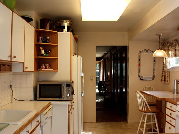 Spacious Eat-In Kitchen