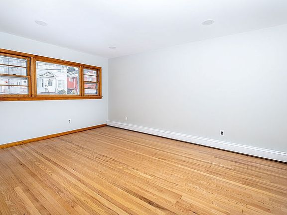 4th image of 115 Hendel Ave