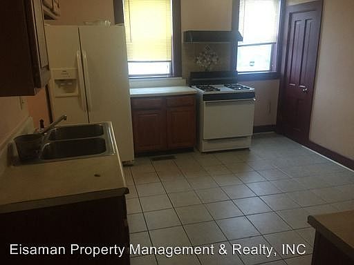 2nd image of 1016 W 4th St