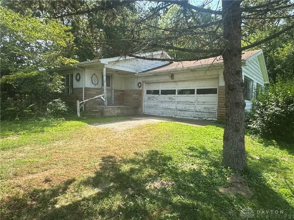 677 S Bickett Rd, Xenia, OH 45385