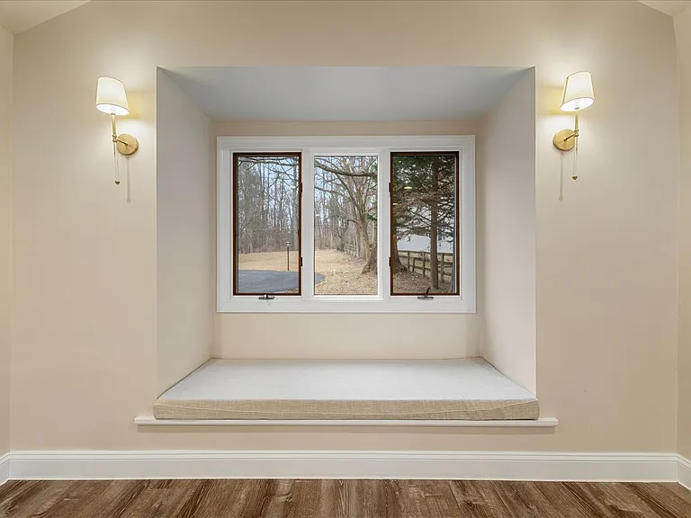 9036 Jeffery Rd — Photo 12