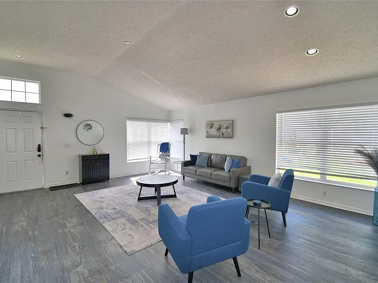 2935 Dickens Cir — Photo 12