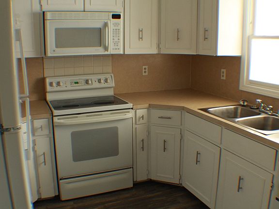 3rd image of 211 Plumtree Dr