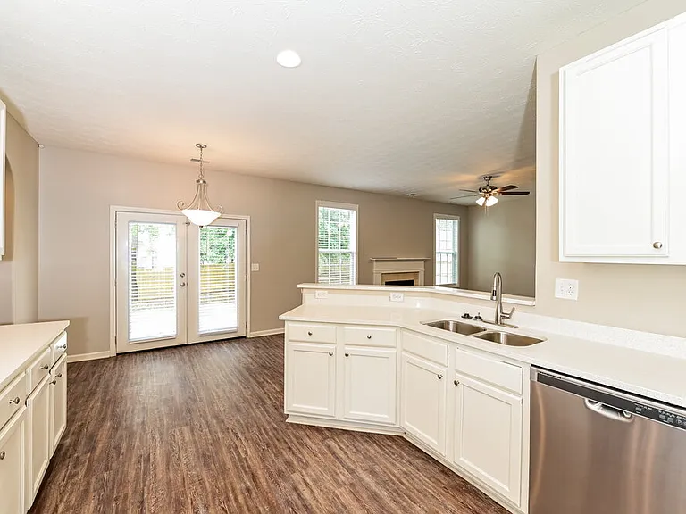 215 Greenland Dr — Photo 8