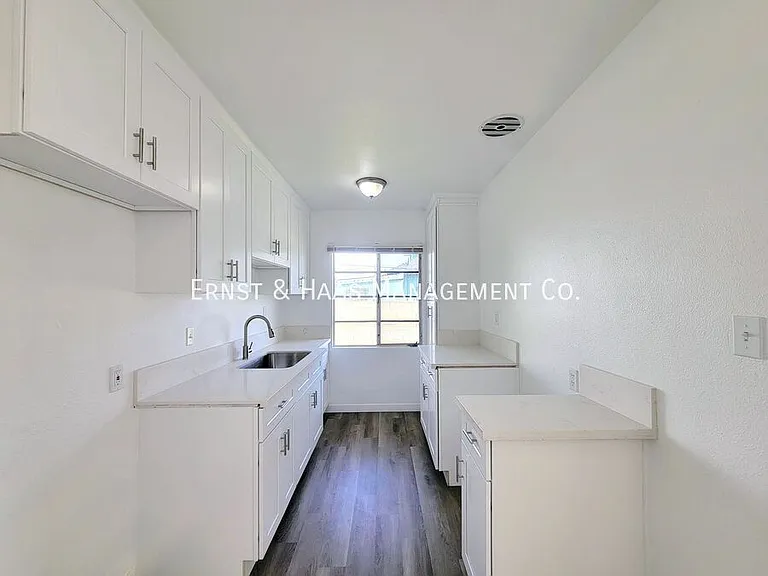 1027 E 7th St #1 — Photo 6