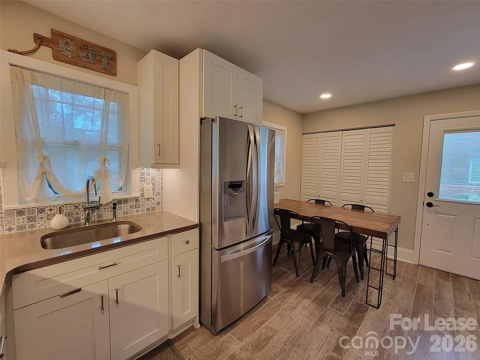 3 bed, 1.0 bath, 1100 sqft, $2,195 — Photo 3
