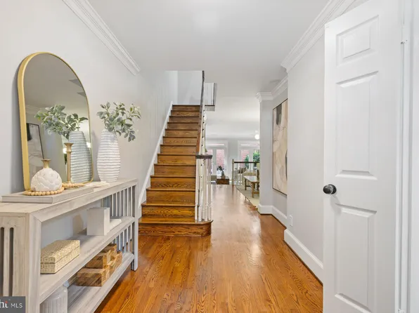 1102 N Pitt St, Alexandria, VA 22314