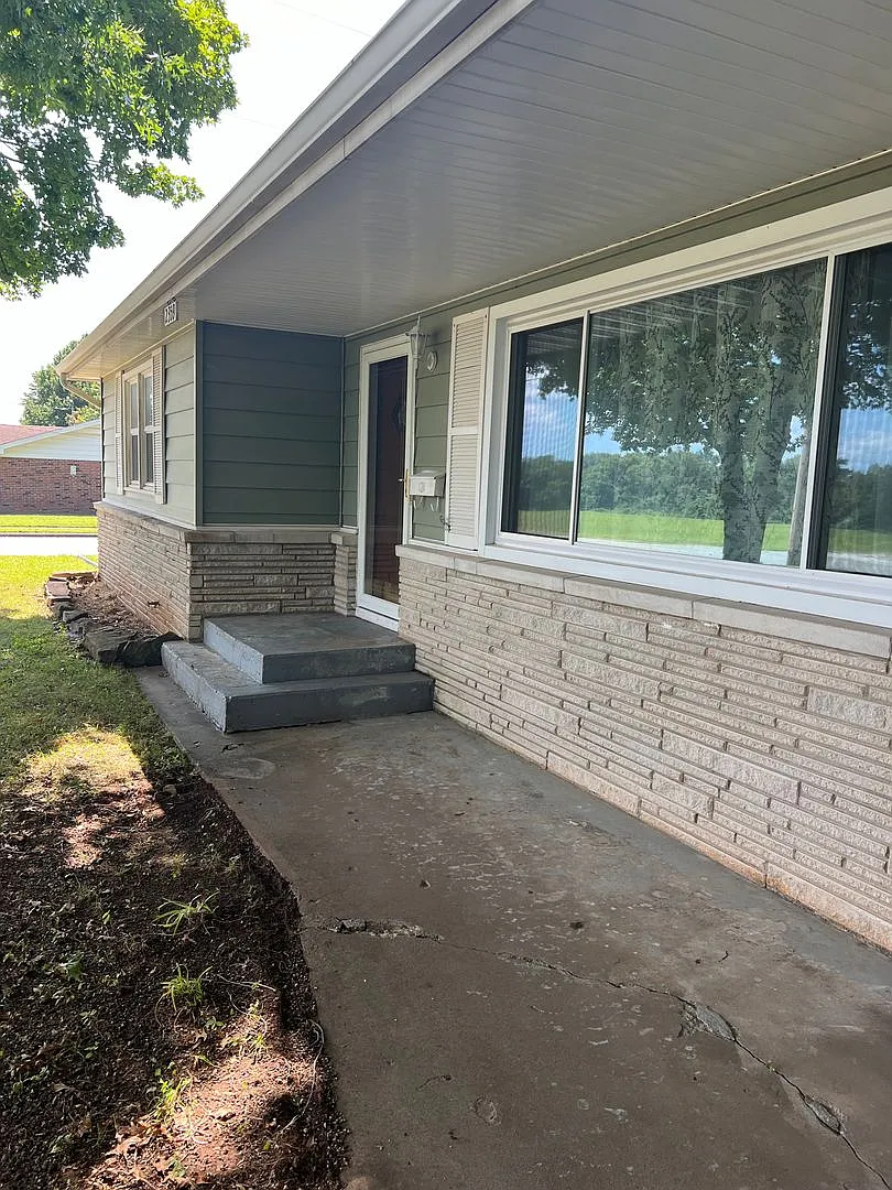 3 bedroom home near Mercy Hospital — Photo 1