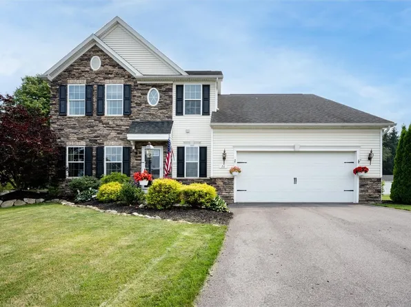 16 Stone Hollow Dr, Penfield, NY 14526