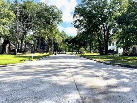 Exterior Neighborhood (street photo)