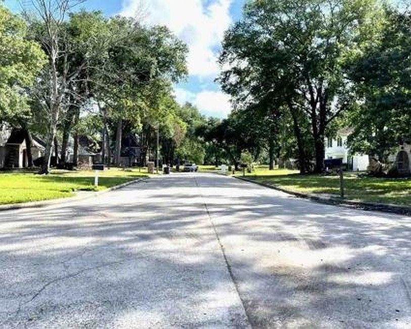 Exterior Neighborhood (street photo)