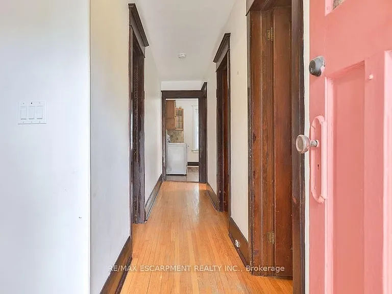 311 Queen St S — Photo 4