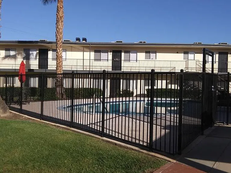 Town and Country Garden Apartments — Photo 3