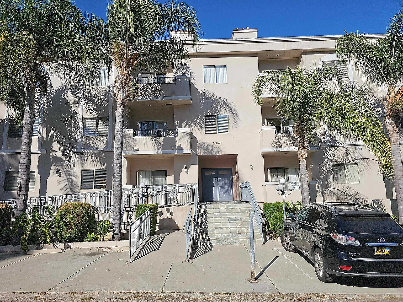 2 bed, $2,995 — Photo 1