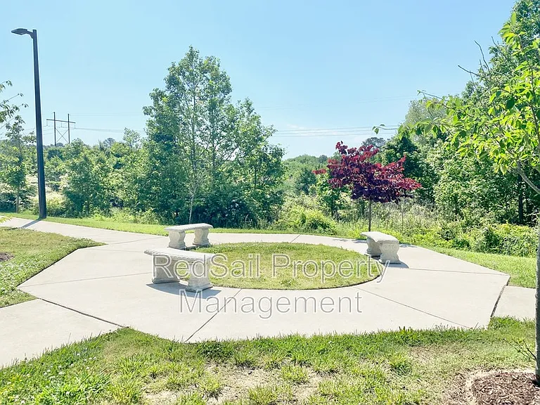 208 Fishers Ct — Photo 35