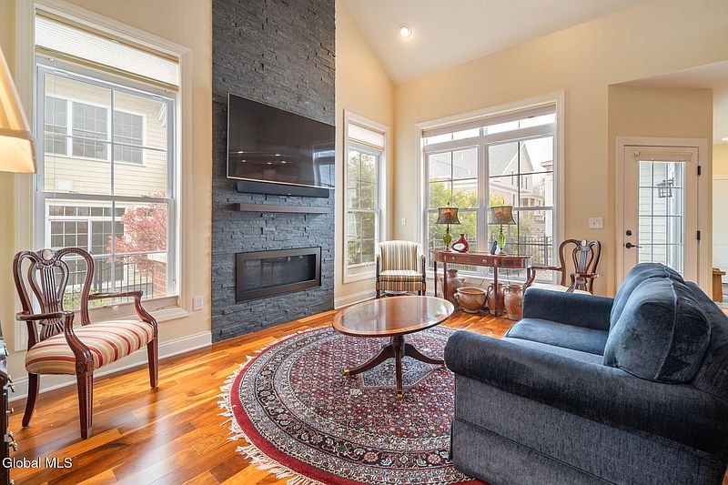 5th image of 5 Sudbury Square