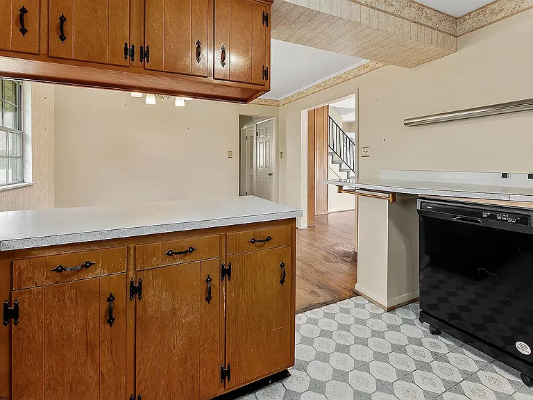 665 Killarney Dr — Photo 9