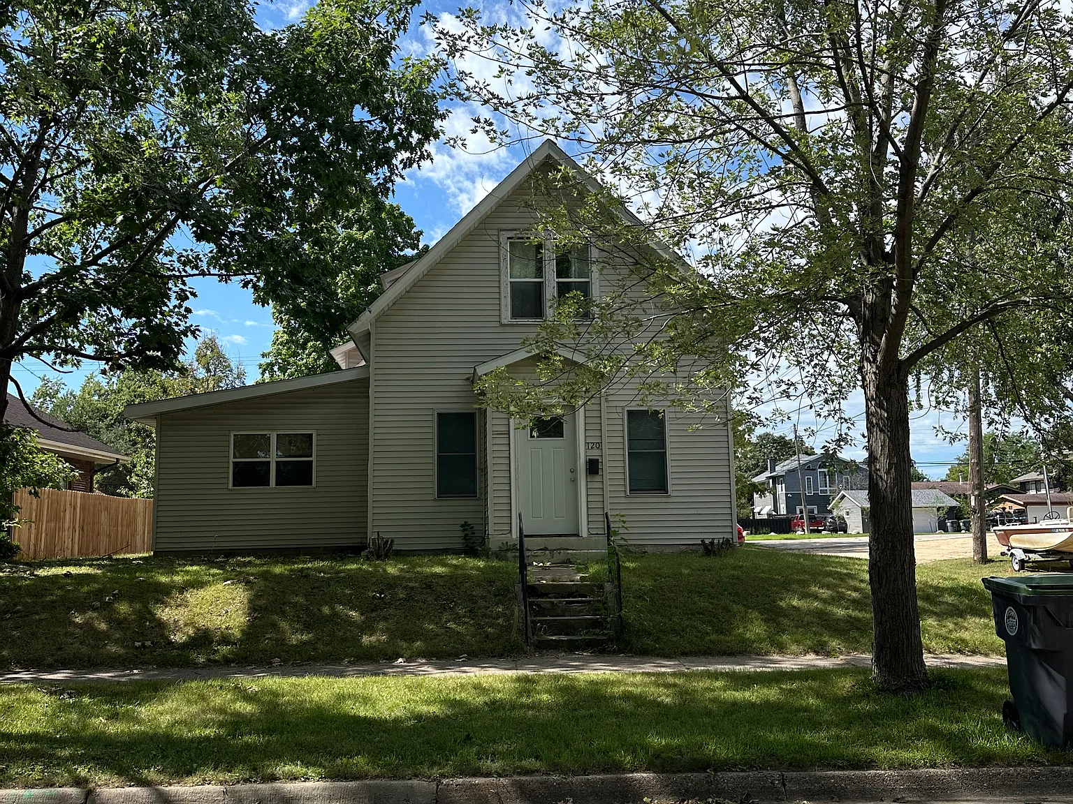 5 bed, $3,195 — Photo 1
