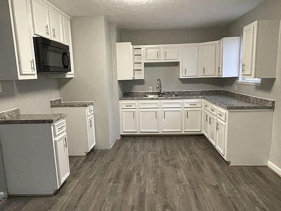 4th image of 3121 Barberry Dr