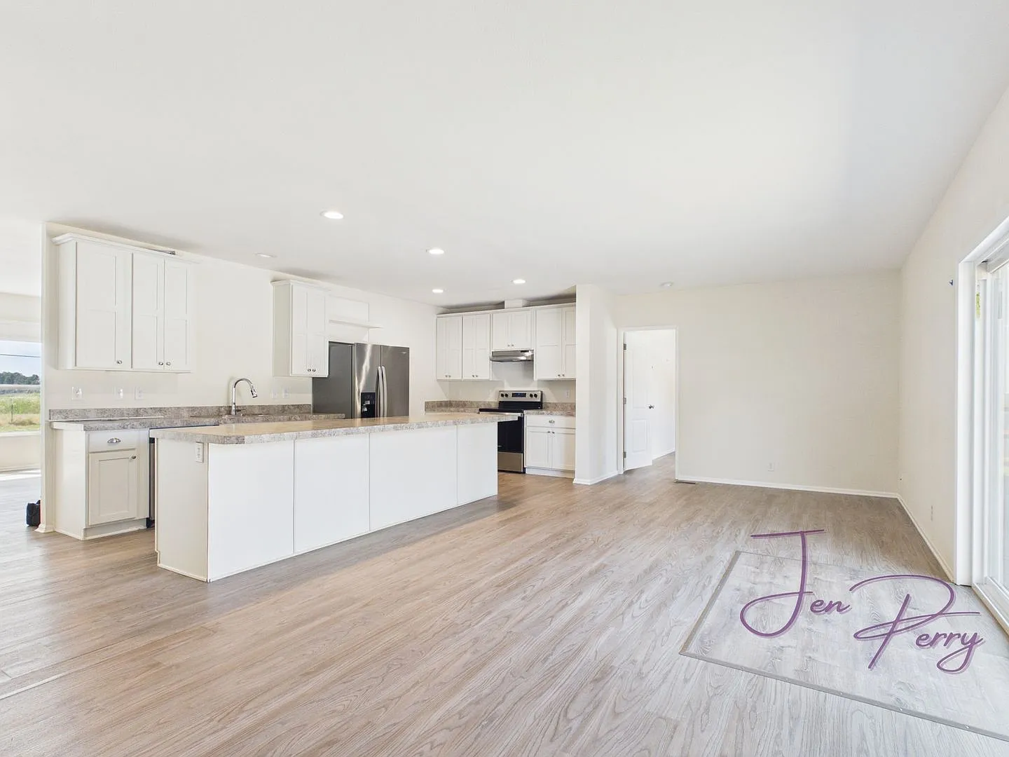 Large Spacious 5 Bedroom House with Fenced Yard — Photo 4