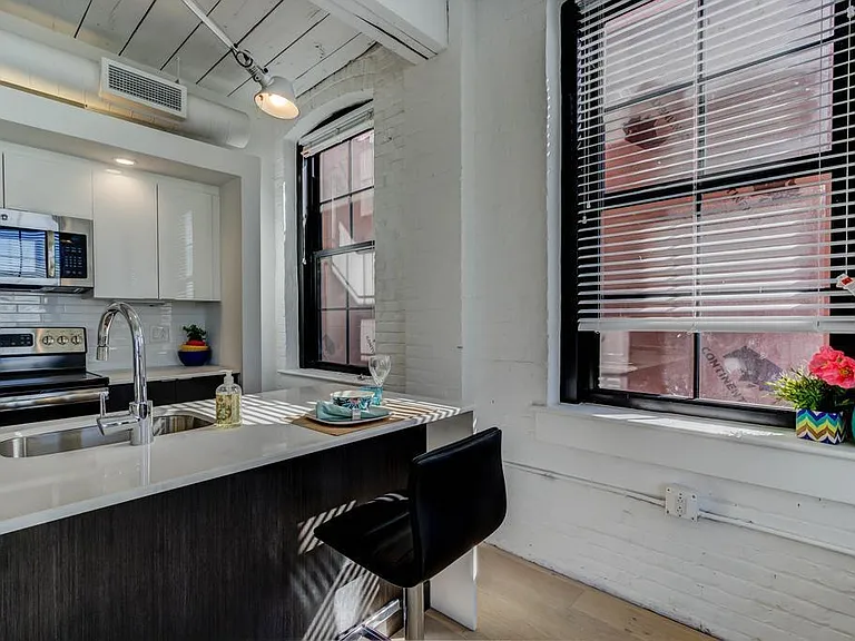430 Fairmount — Photo 3