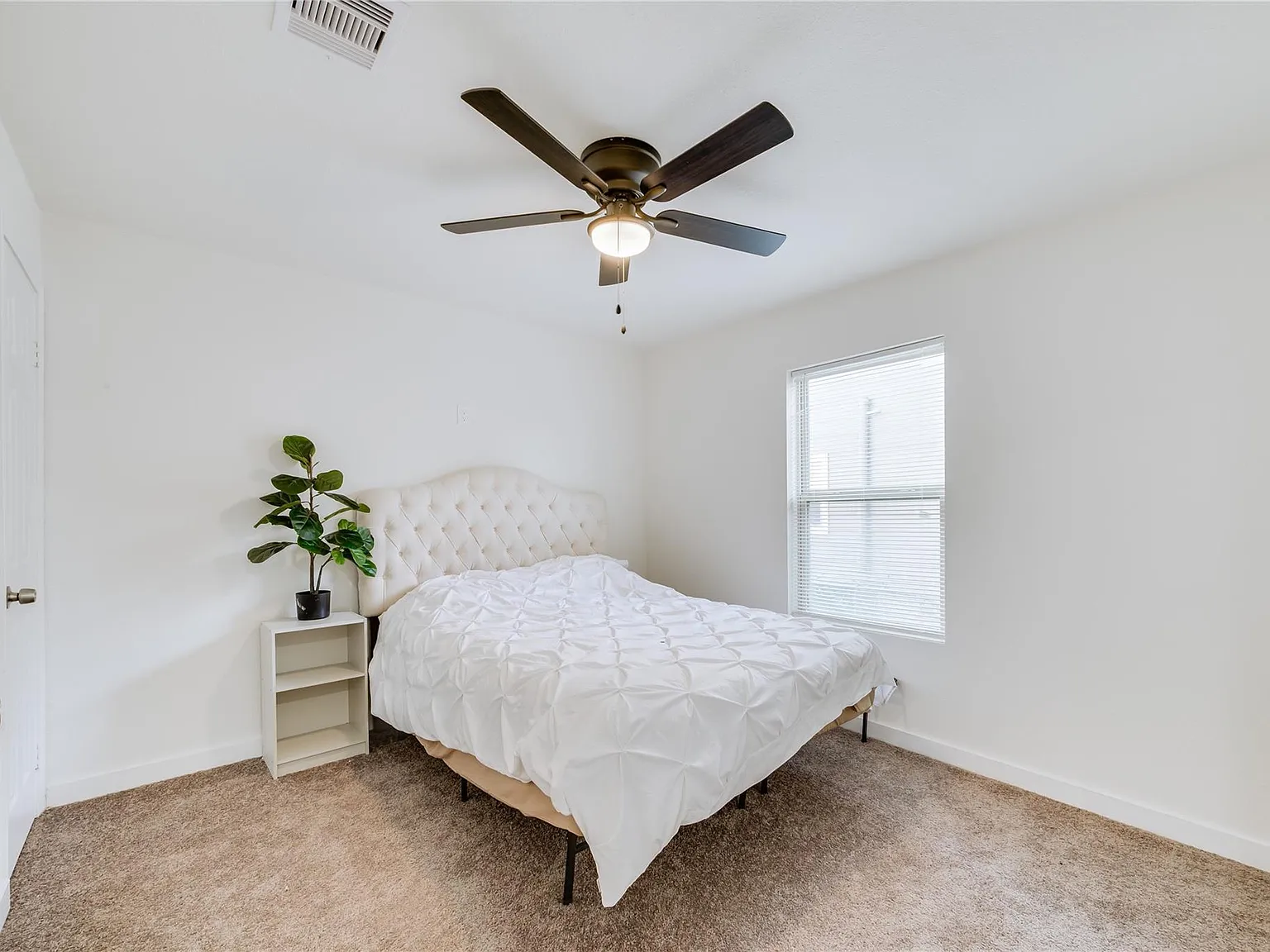 4 bed, 2.5 bath, 3000 sqft, $910 — Photo 1