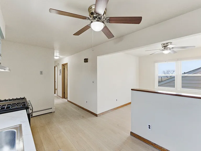 370 Henry St — Photo 10