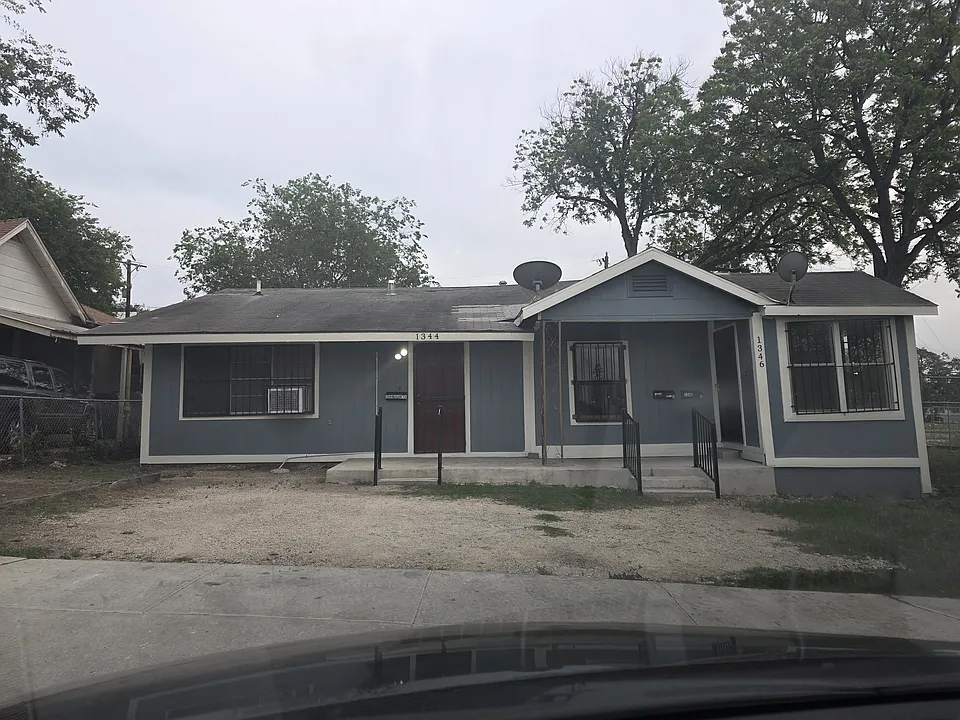 1344 W Agarita Ave