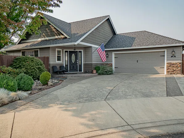112 Greenmoor Dr, Eagle Pt, OR 97524