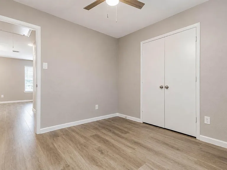 9506 Lasbury Dr — Photo 14
