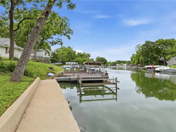126 Beach Dr, Lake Tapawingo, MO 64015