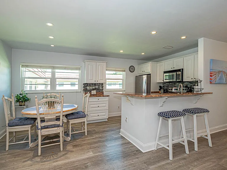 20 Pine Arbor Ln #202 — Photo 24