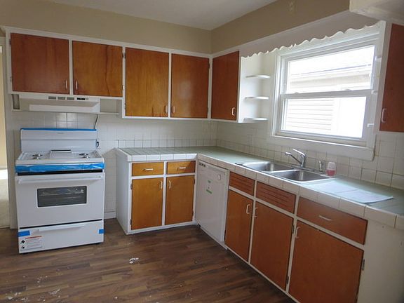 4th image of 545 Storer Ave