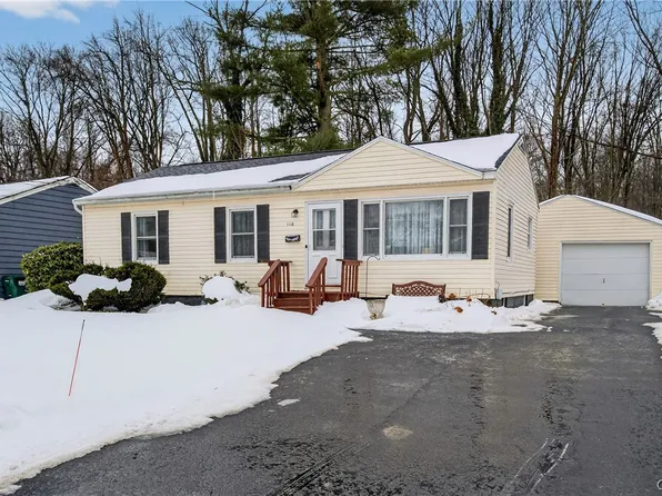 110 Oakley Dr, North Syracuse, NY 13212