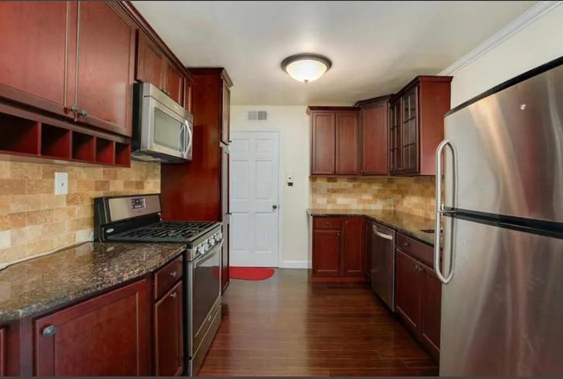 2 bed, 1000 sqft, $2,300 — Photo 4