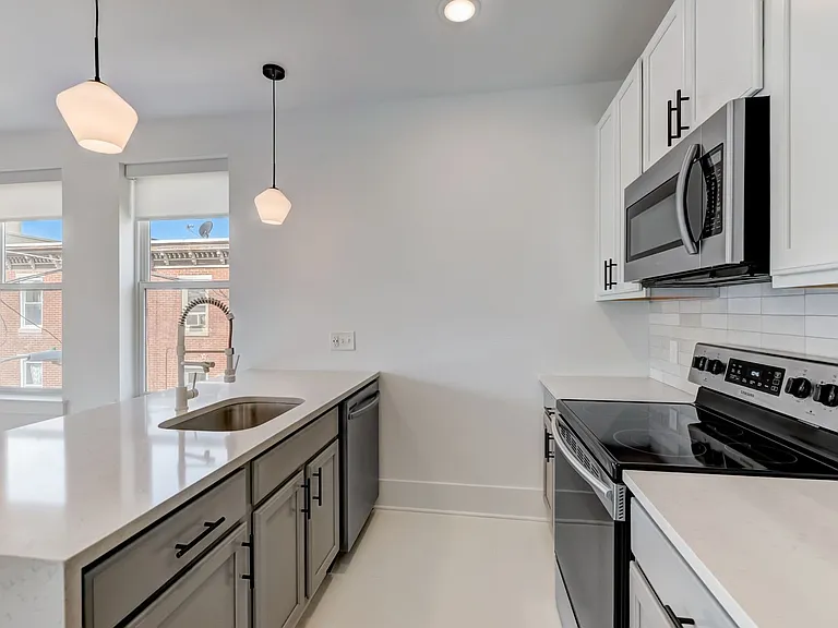 2046 N Front St — Photo 32