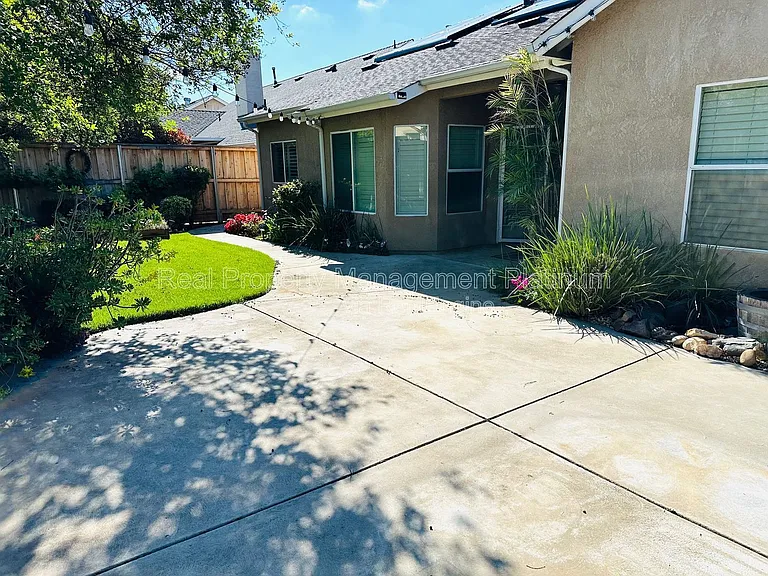 2552 E Kelso Ave — Photo 20