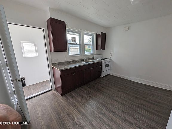 5th image of 121 Kossuth St #1