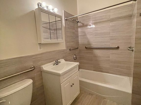 5th image of 2842 38th St APT 1F