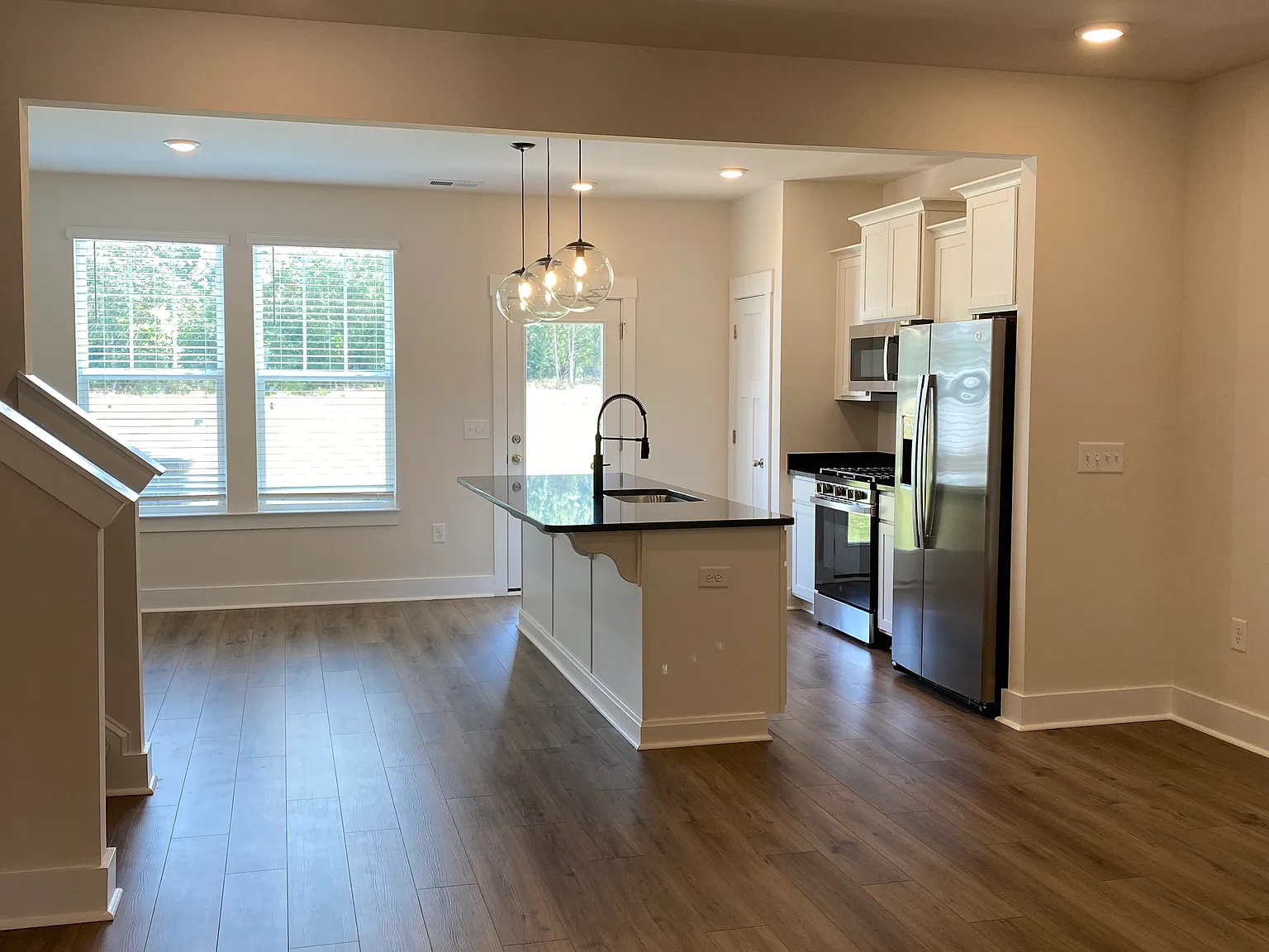 3 bed, 2.5 bath, 1600 sqft, $1,900 — Photo 3
