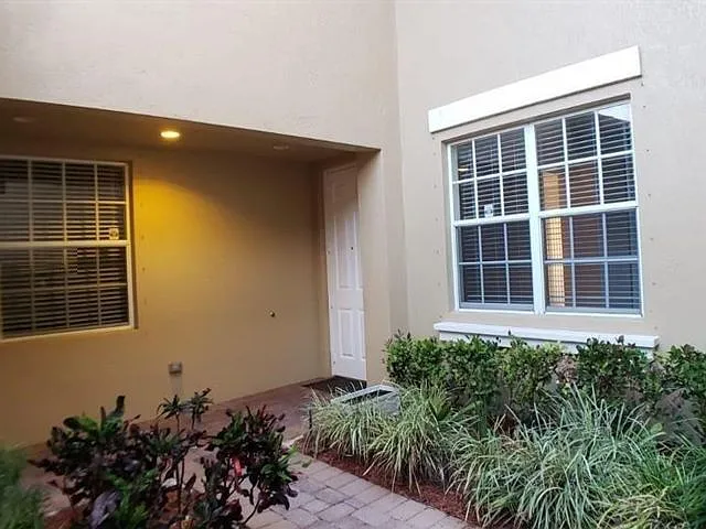 8207 NW 128th Ln — Photo 2