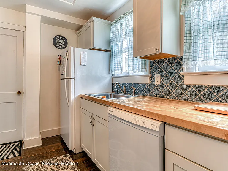 87 Embury Ave — Photo 13