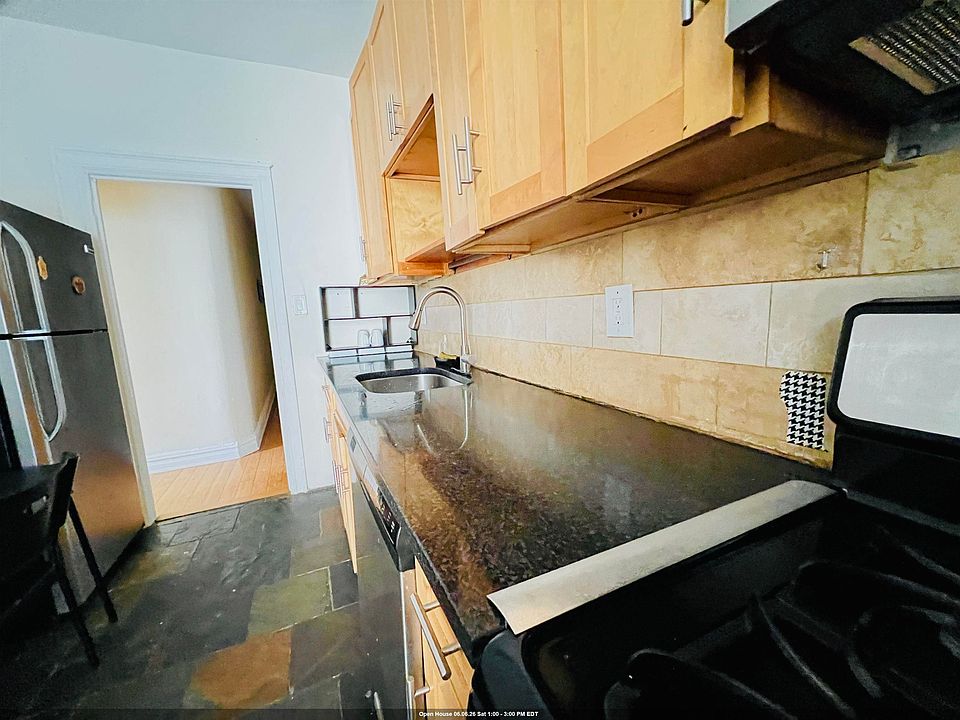 1st image of 118 Corbin Ave APT 302
