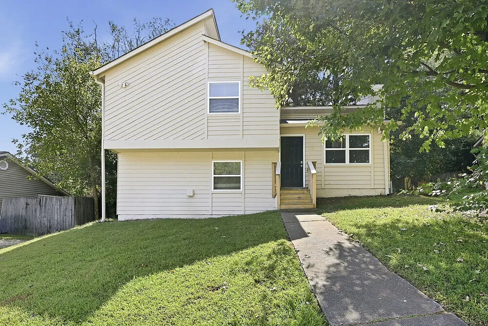 3 bed, 1.5 bath, 1134 sqft, $1,650 — Photo 1