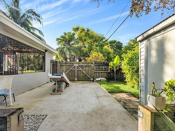 3rd image of 9821 Jamaica Dr