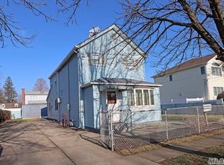 230 10th St, Hicksville, NY 11801