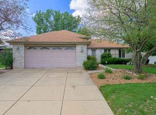 7502 W Lakeside Dr, Frankfort, IL 60423