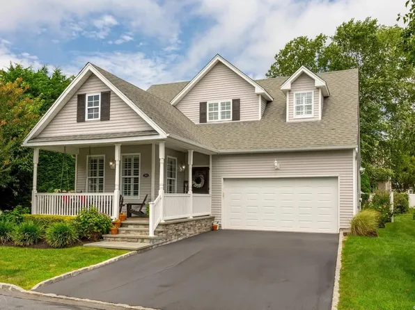301 Center Oaks Trail, Bay Shore, NY 11706